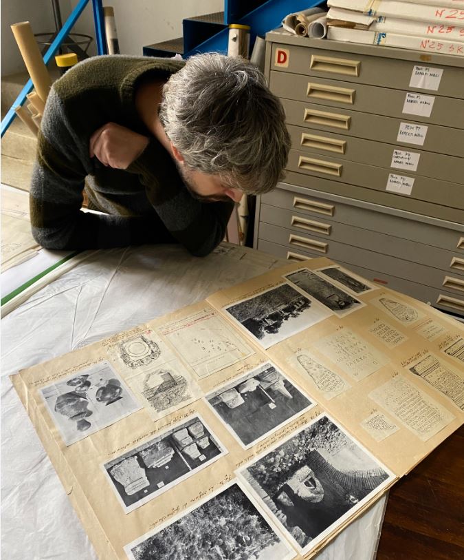 ricercatore in archivio