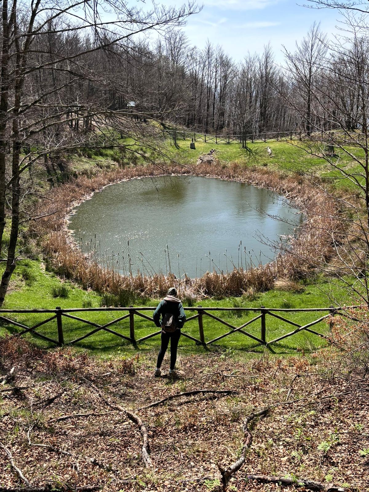 Ricercatore osserva lago